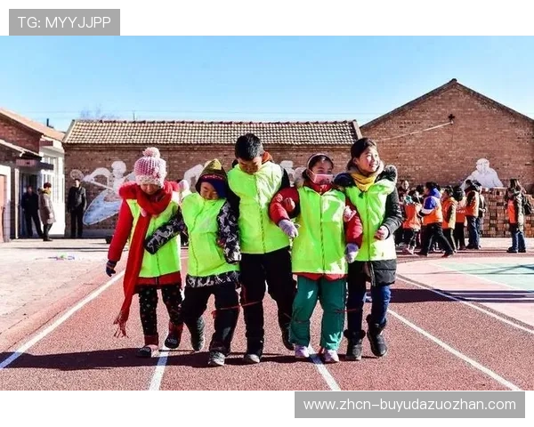 张家口赤城县云州中心小学手球捐赠仪式，少先队员献红领巾表感谢