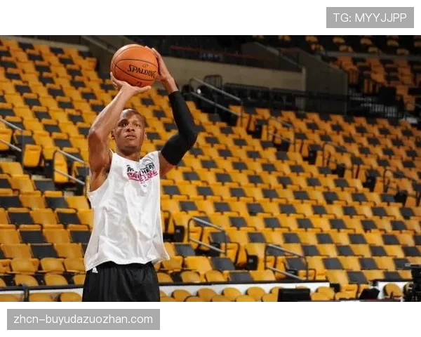 前NBA神射手雷-阿伦受邀至凯尔特人训练营,指导年轻球员无球跑动技巧 前NBA神射手雷-阿伦受邀至凯尔特人训练营,指导年轻球员无球跑动技巧